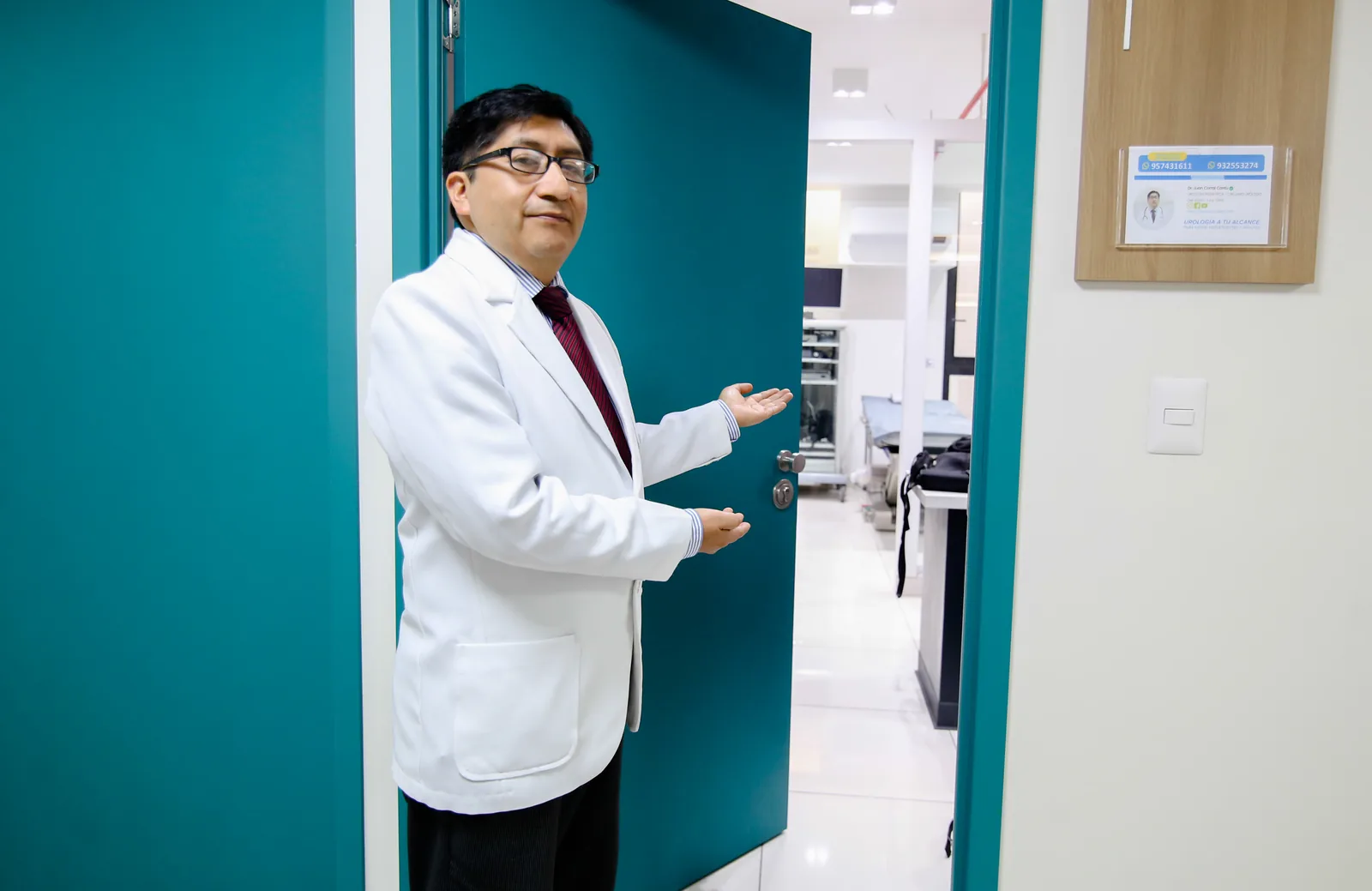 Dr. Juan Corral en el ingreso del consultorio
