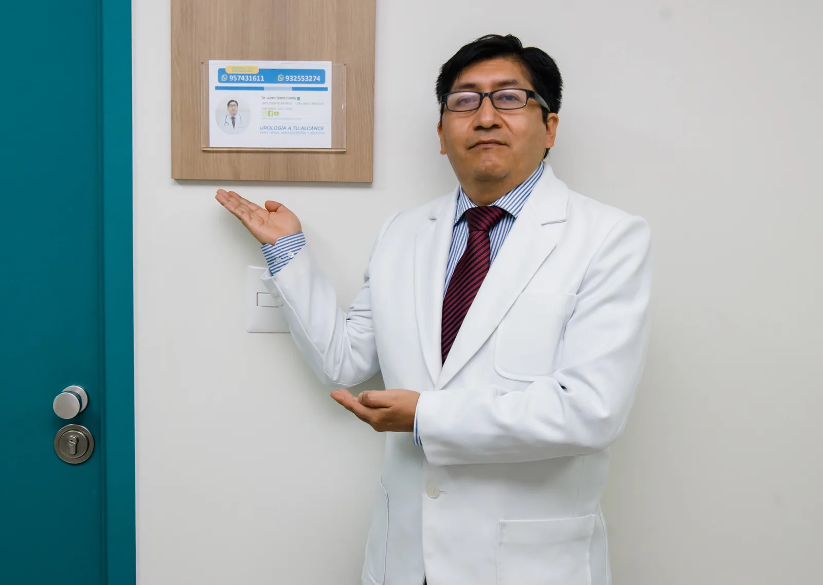 Dr. Juan Corral junto a la identificación de su consultorio